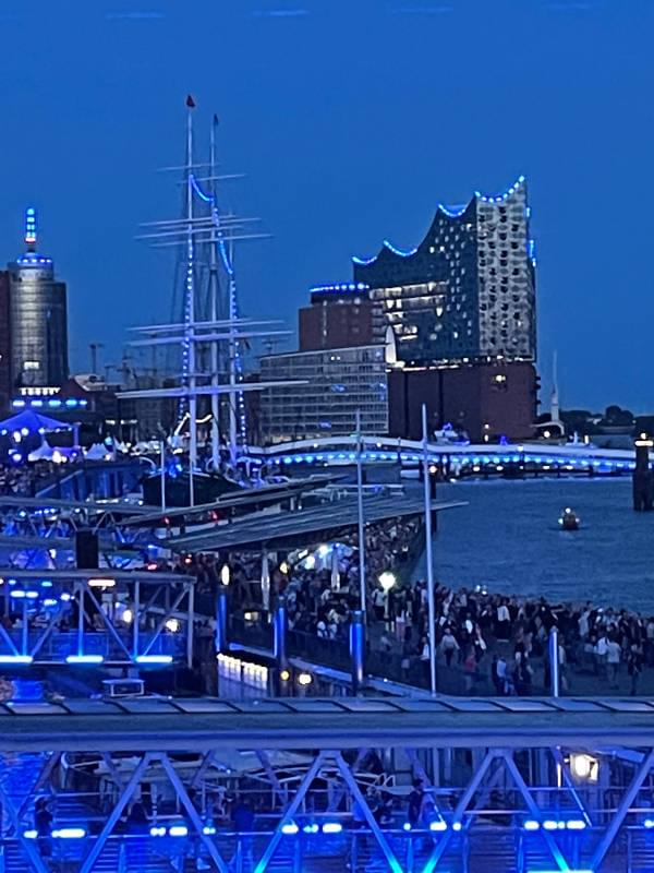 Elbphilharmonie in blau